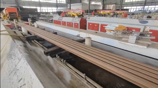 泓之木塑木板材在线生产实厂家实操过程